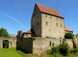 Blick vom Burggraben hoch zur Burg in Burggrumbach
