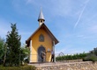 Die Kapelle im Grünen unter blauem Himmel.