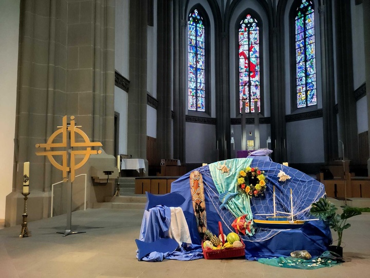 Altarraum-Gestaltung anlässlich des Weltgebetstags der Frauen